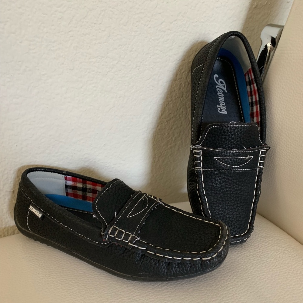 *DONATED* 
Navy blue boys leather loafers